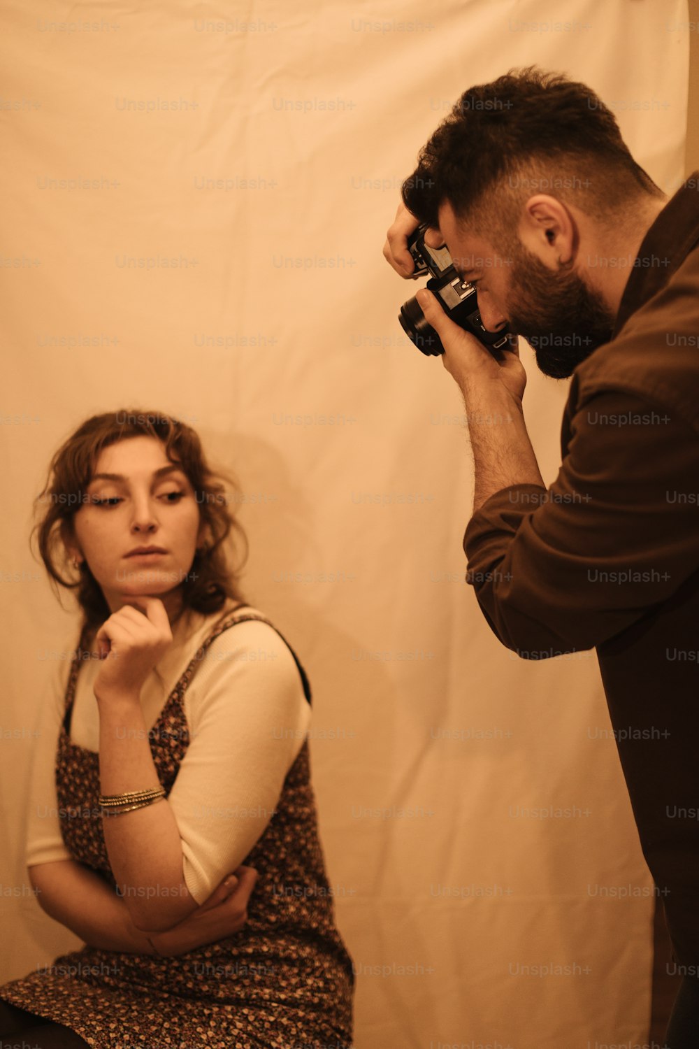 Un homme prenant une photo d’une femme avec un appareil photo