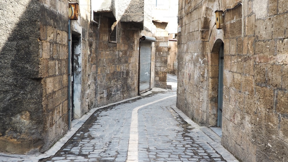 Una stretta strada di ciottoli in una città vecchia