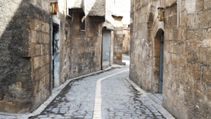 uma rua estreita de paralelepípedos em uma cidade velha
