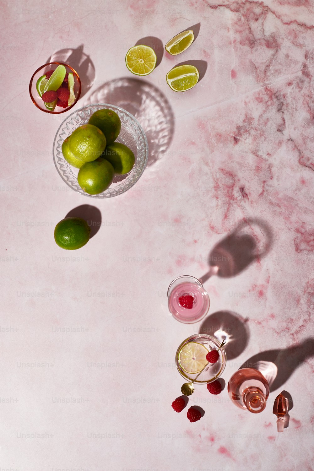 ein Tisch mit einer Schale Limetten und einer Schale mit Obst