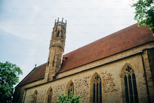 une vieille église avec un clocher et une tour de l’horloge