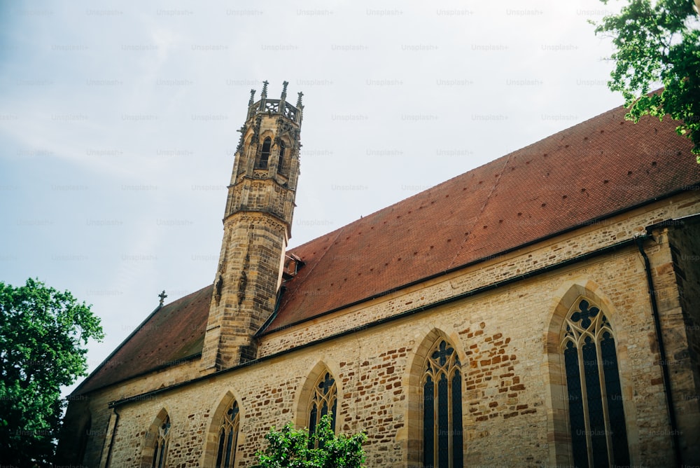eine alte Kirche mit einem Kirchturm und einem Uhrturm
