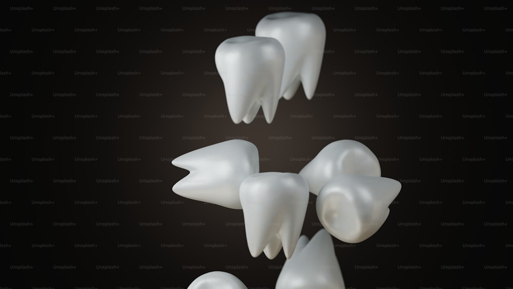 Un gruppo di denti bianchi su uno sfondo nero