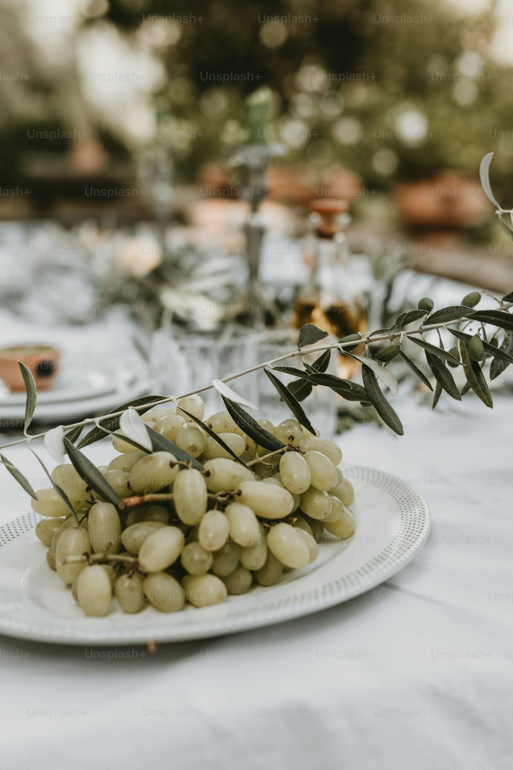 un piatto bianco sormontato da olive verdi su un tavolo