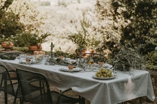 una mesa con platos de comida y vasos