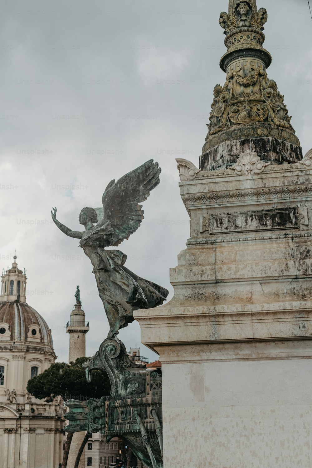 Una estatua de un ángel en un pedestal frente a un edificio