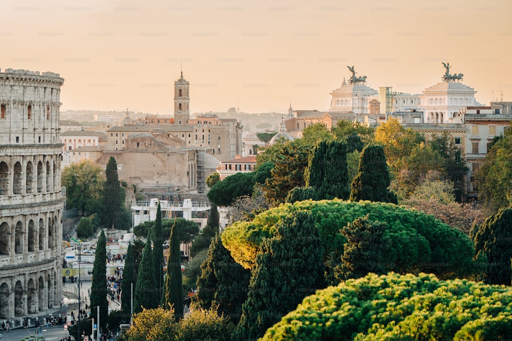 Une vue d’une ville depuis une colline