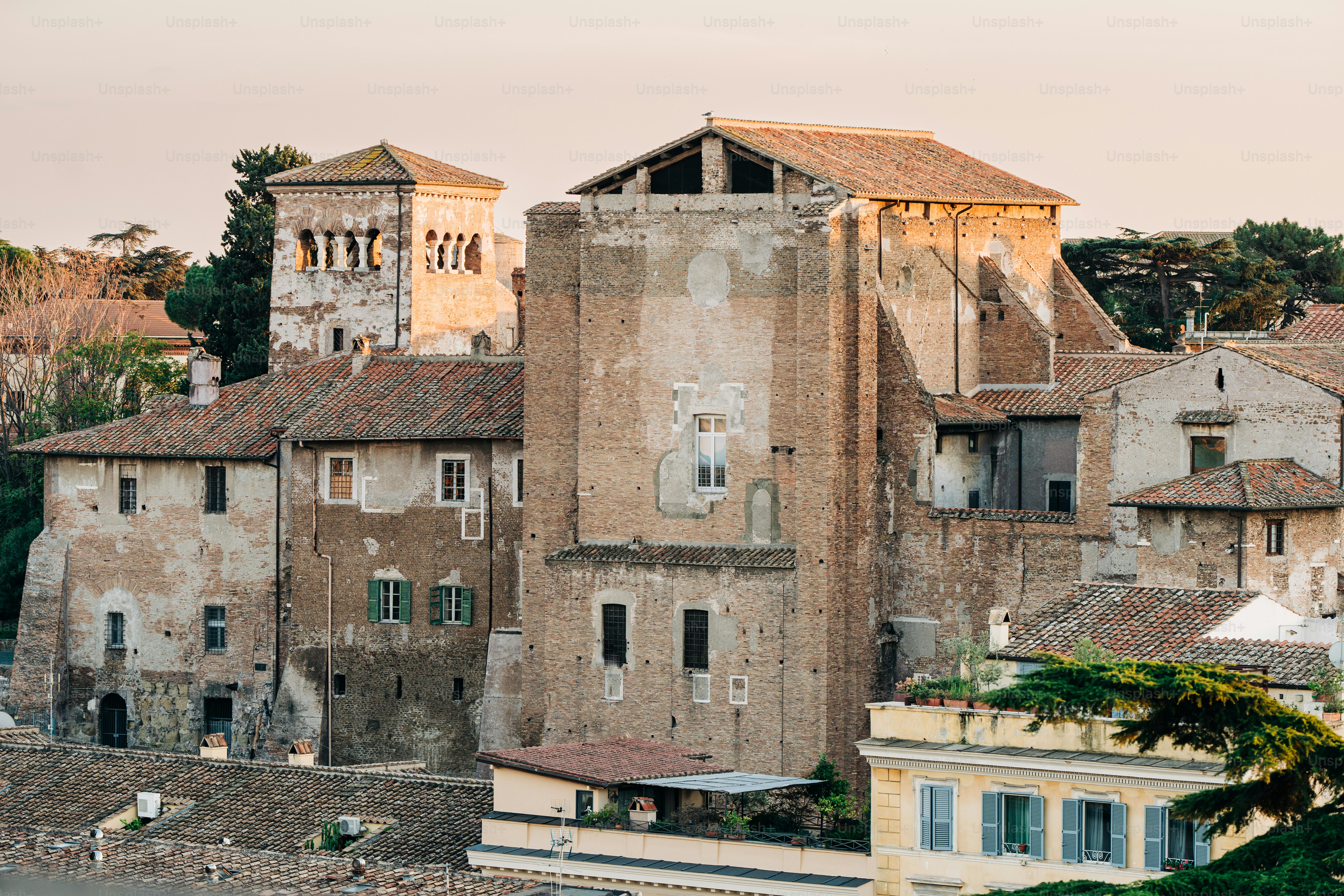 Un vieux bâtiment avec une tour d’horloge en arrière-plan