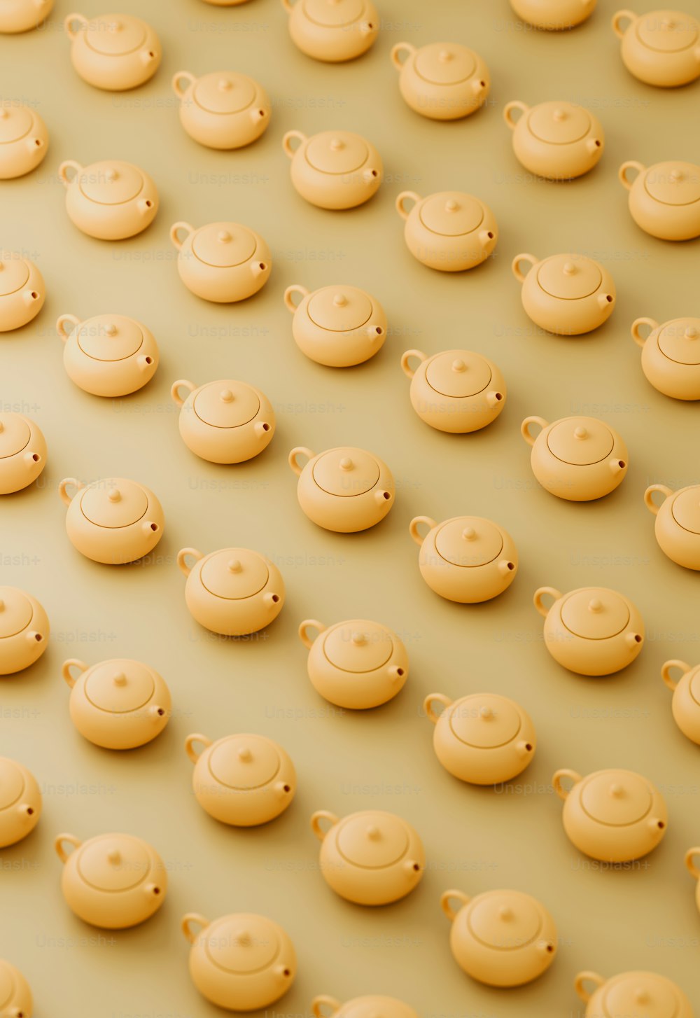um grupo de pequenos bules amarelos sentados em cima de uma mesa