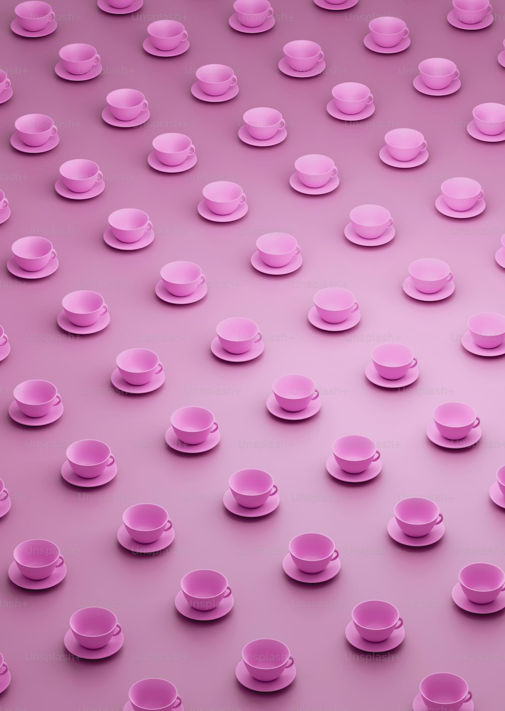 Un grupo de tazas y platillos rosados sobre un fondo rosa