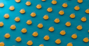 Un grupo de pequeños objetos amarillos sentados encima de una superficie azul