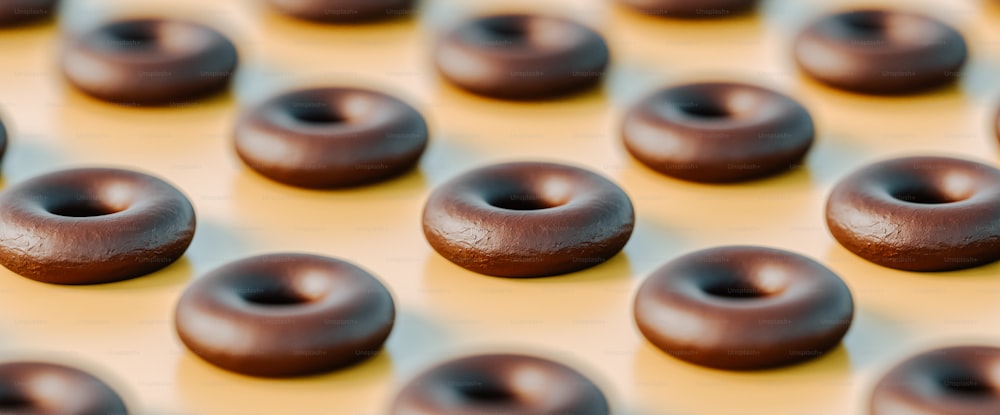 um close up de donuts de chocolate em uma mesa