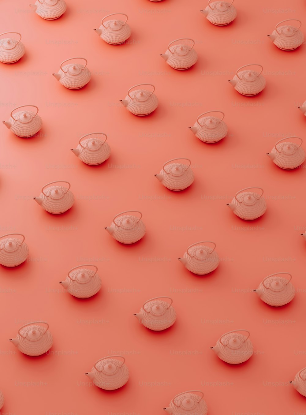 eine Gruppe von Tassen und Untertassen auf einer rosa Oberfläche
