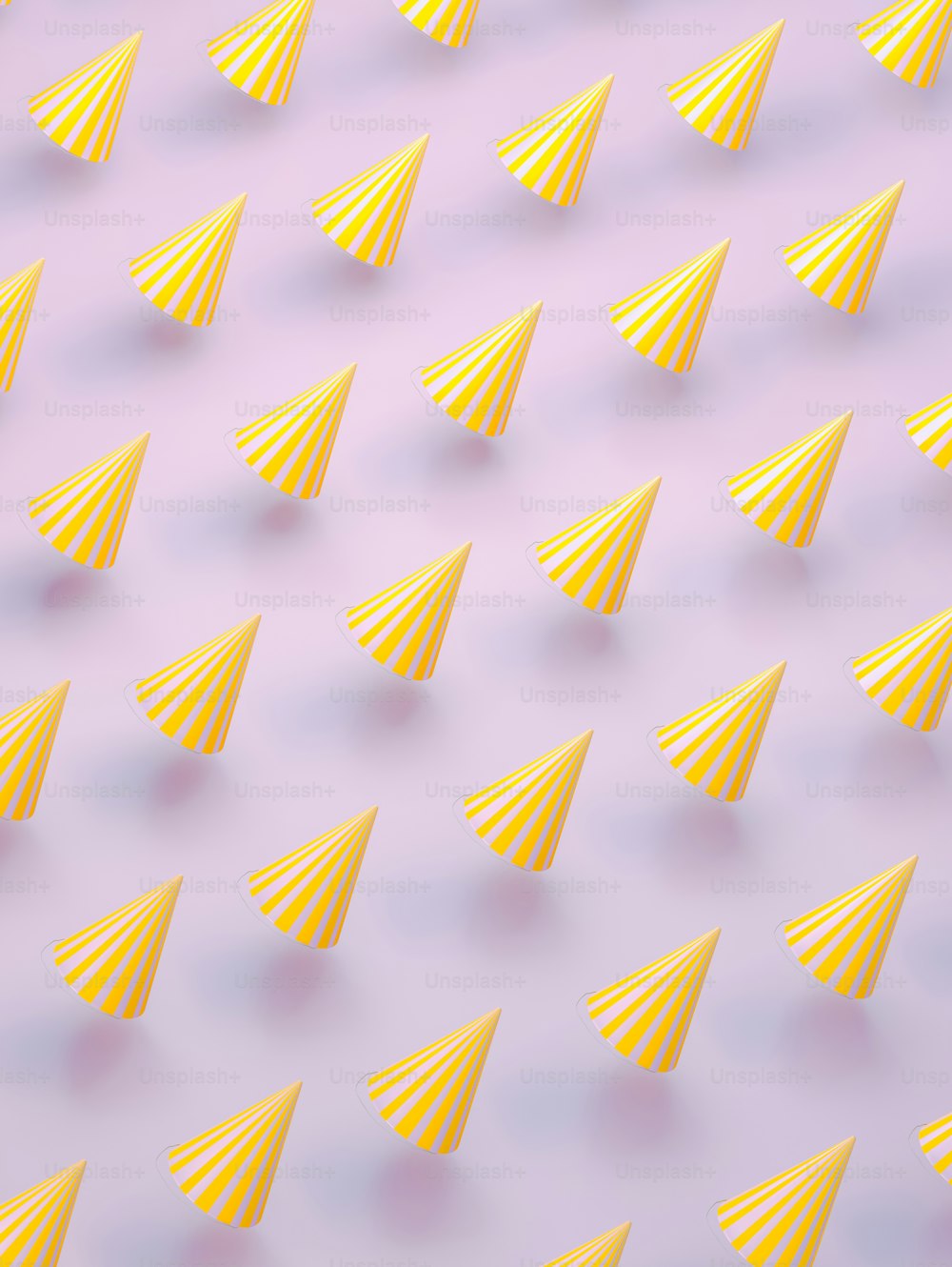un patrón de conos de papel amarillo sobre un fondo púrpura
