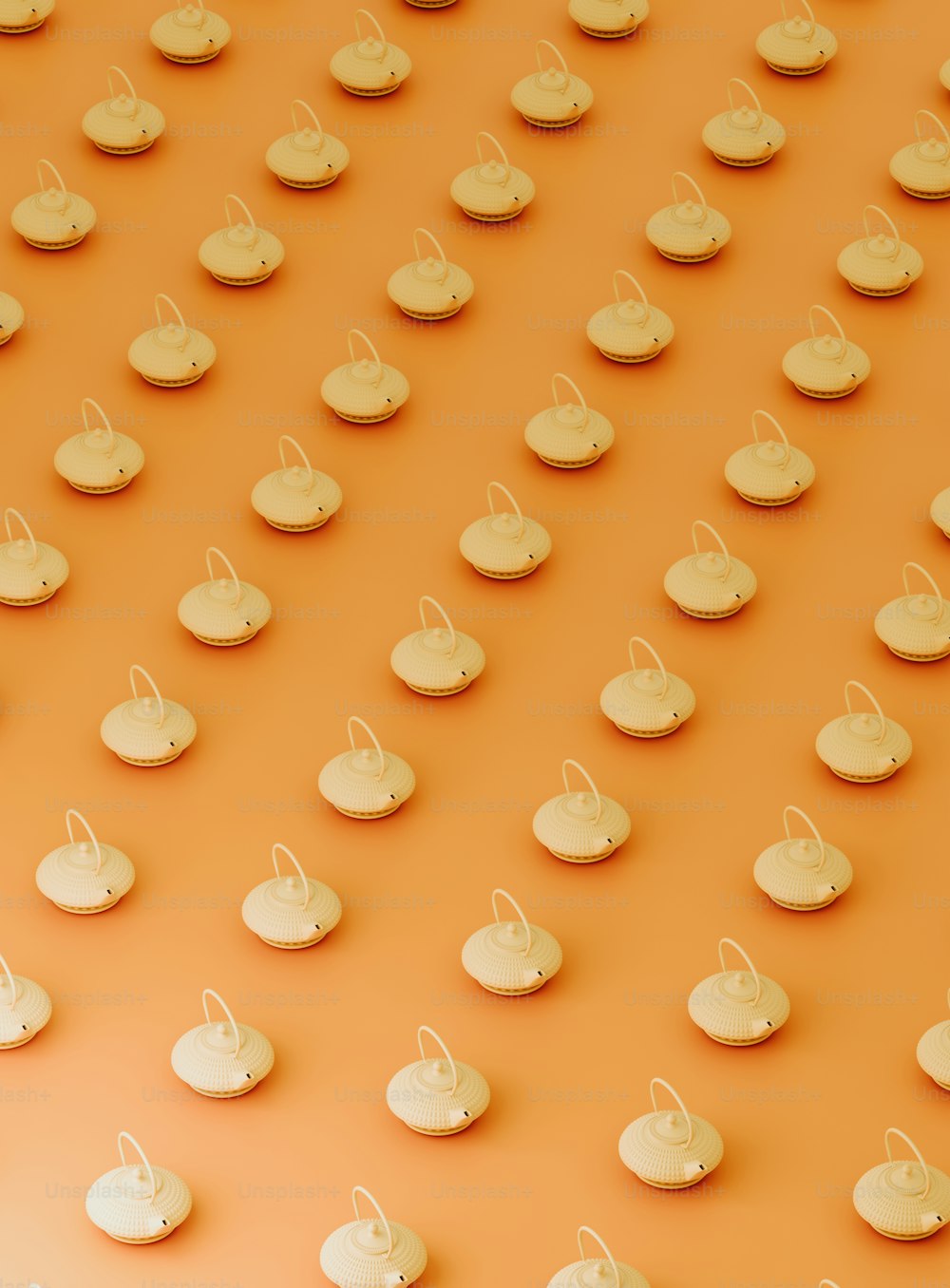 Un grupo de pequeños paraguas blancos sentados encima de una superficie naranja