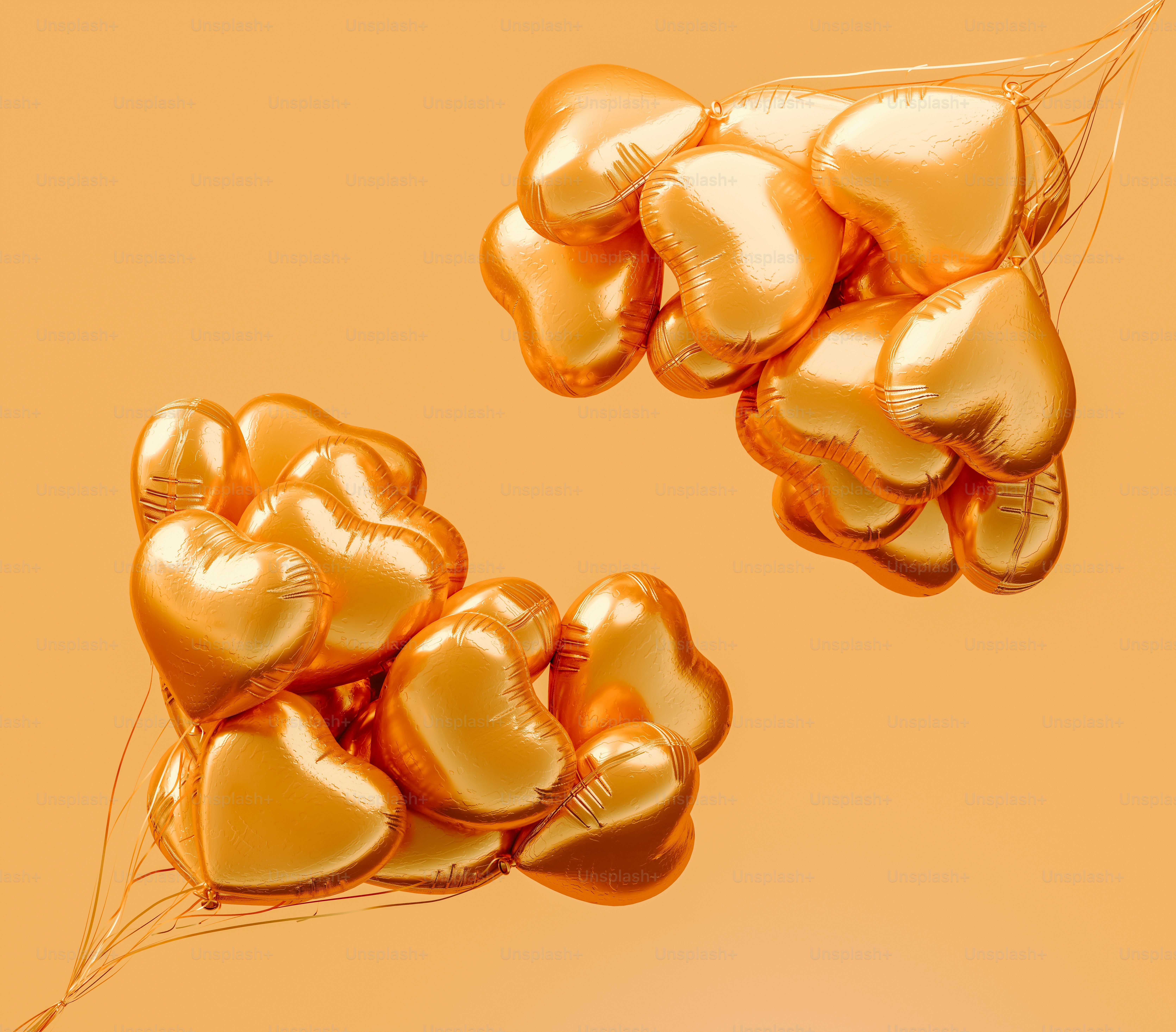 Un montón de globos dorados en forma de corazón flotando en el aire