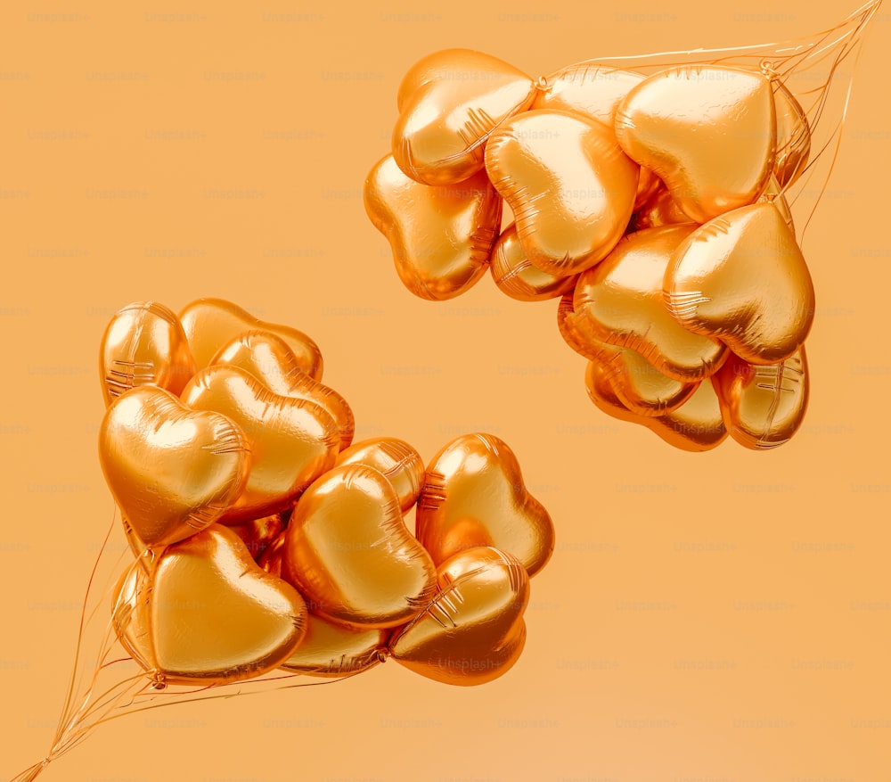 ein Haufen goldener herzförmiger Ballons, die in der Luft schweben