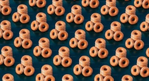 Eine Gruppe Donuts sitzt übereinander