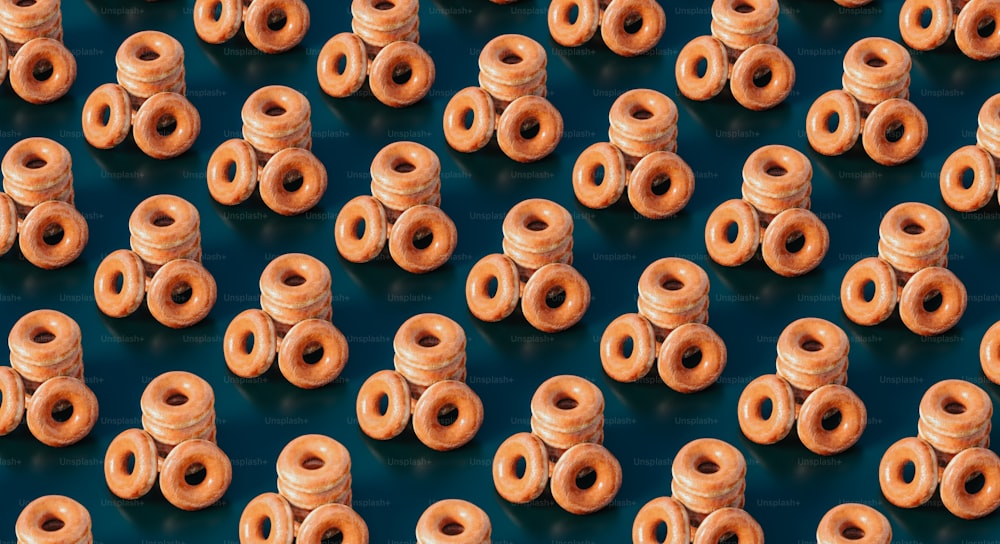 um grupo de donuts sentados uns em cima dos outros