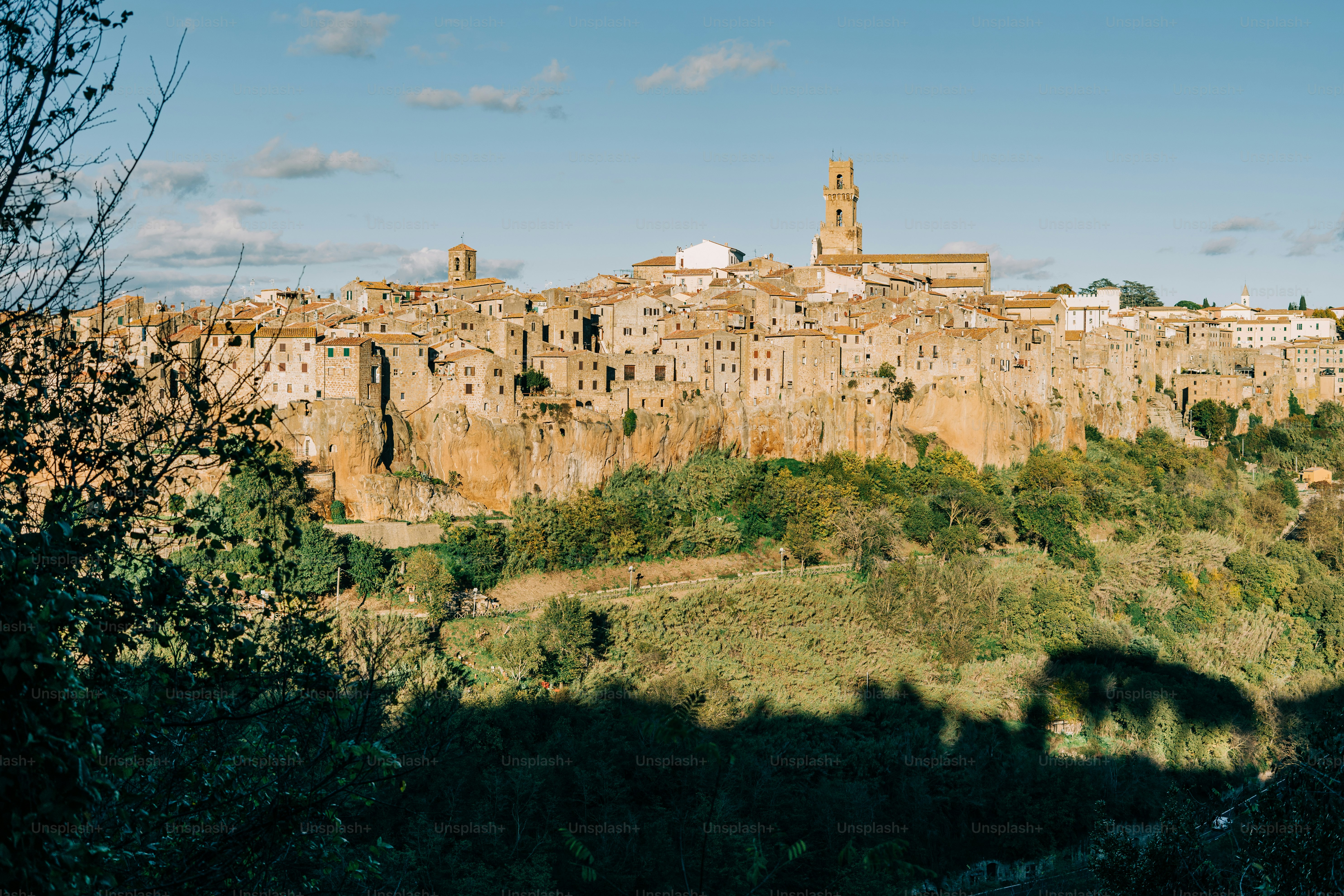 Un pueblo en lo alto de una colina rodeado de árboles