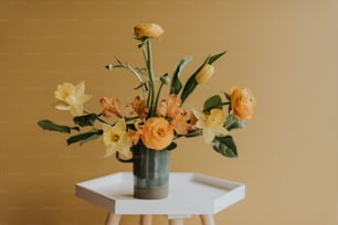 um vaso cheio de flores amarelas em cima de uma mesa branca