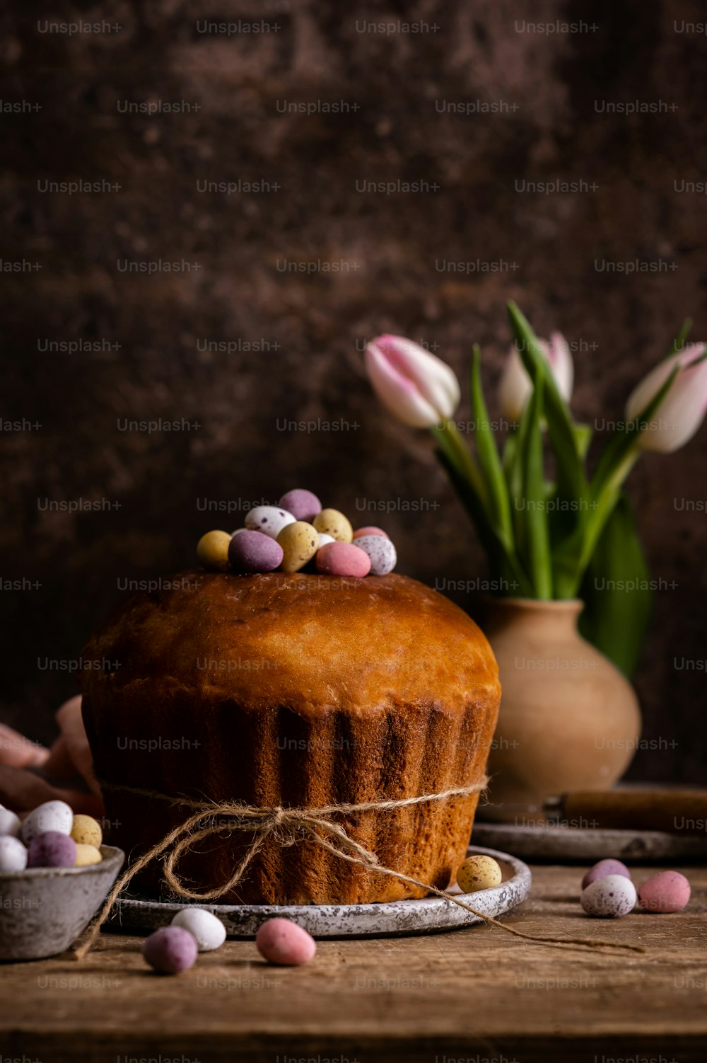 Un pastel bundt sentado encima de una mesa de madera