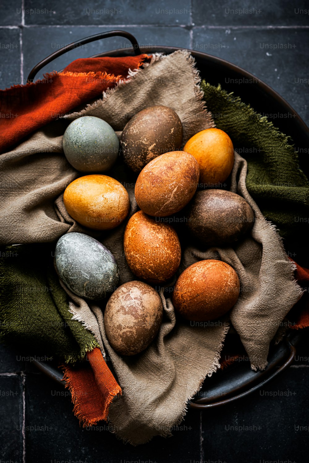une assiette d’œufs sur un chiffon sur une table