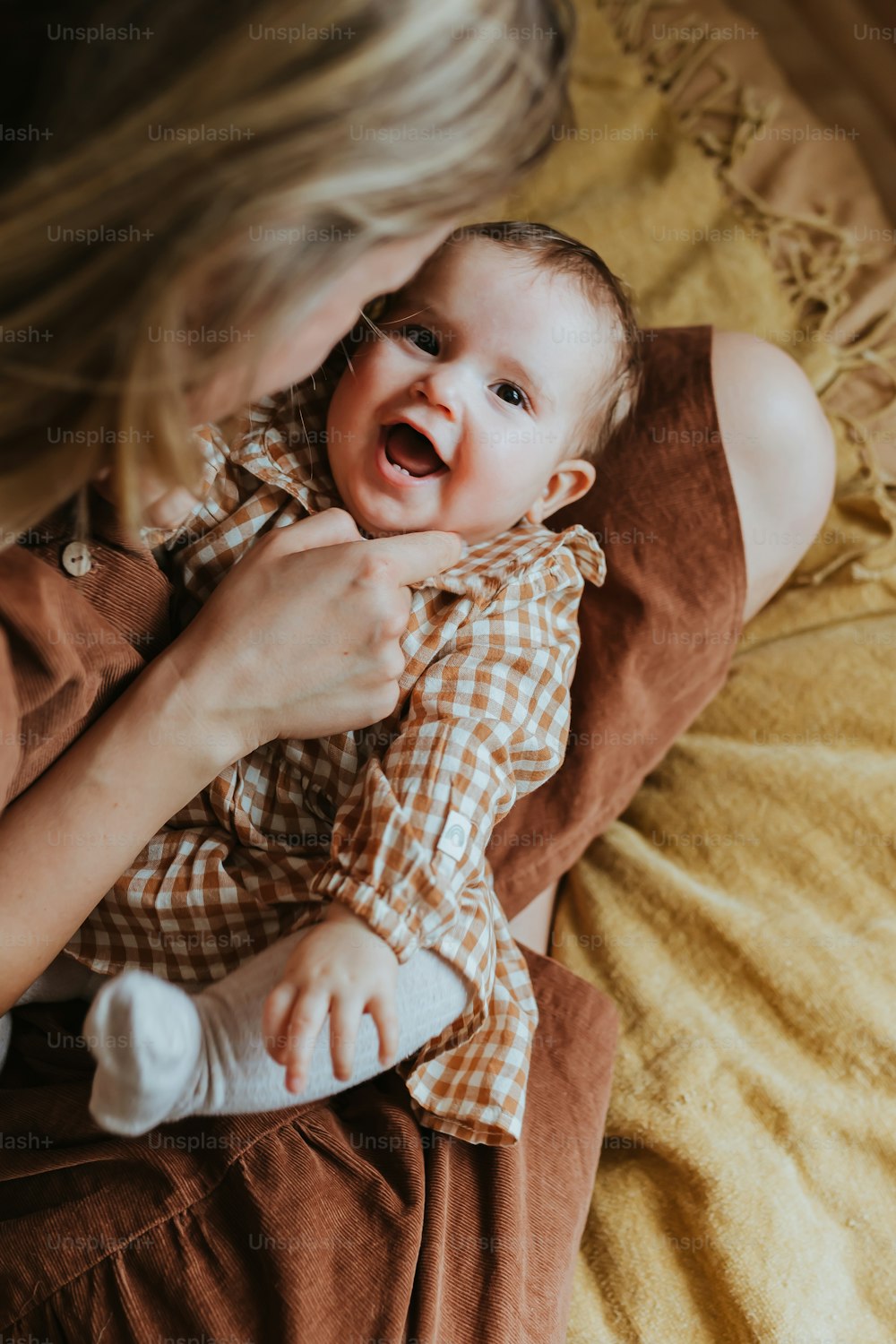 Una donna che tiene un bambino in braccio