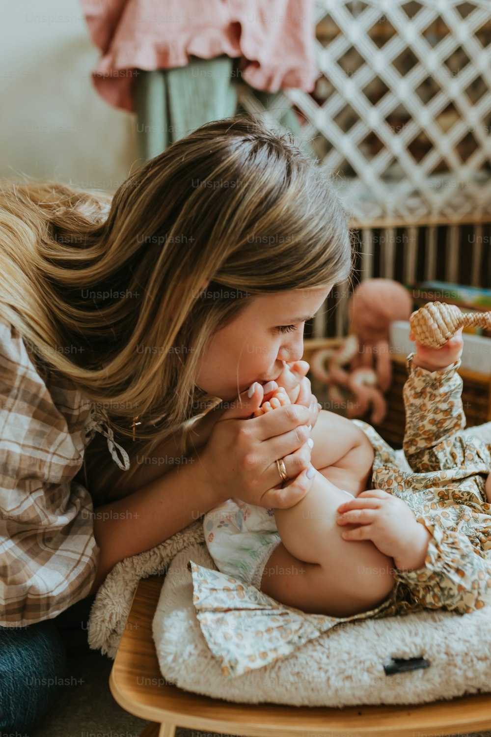 uma mulher segurando um bebê em seu colo