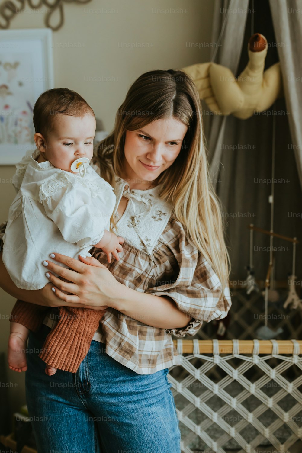 Eine Frau, die ein Baby im Arm hält