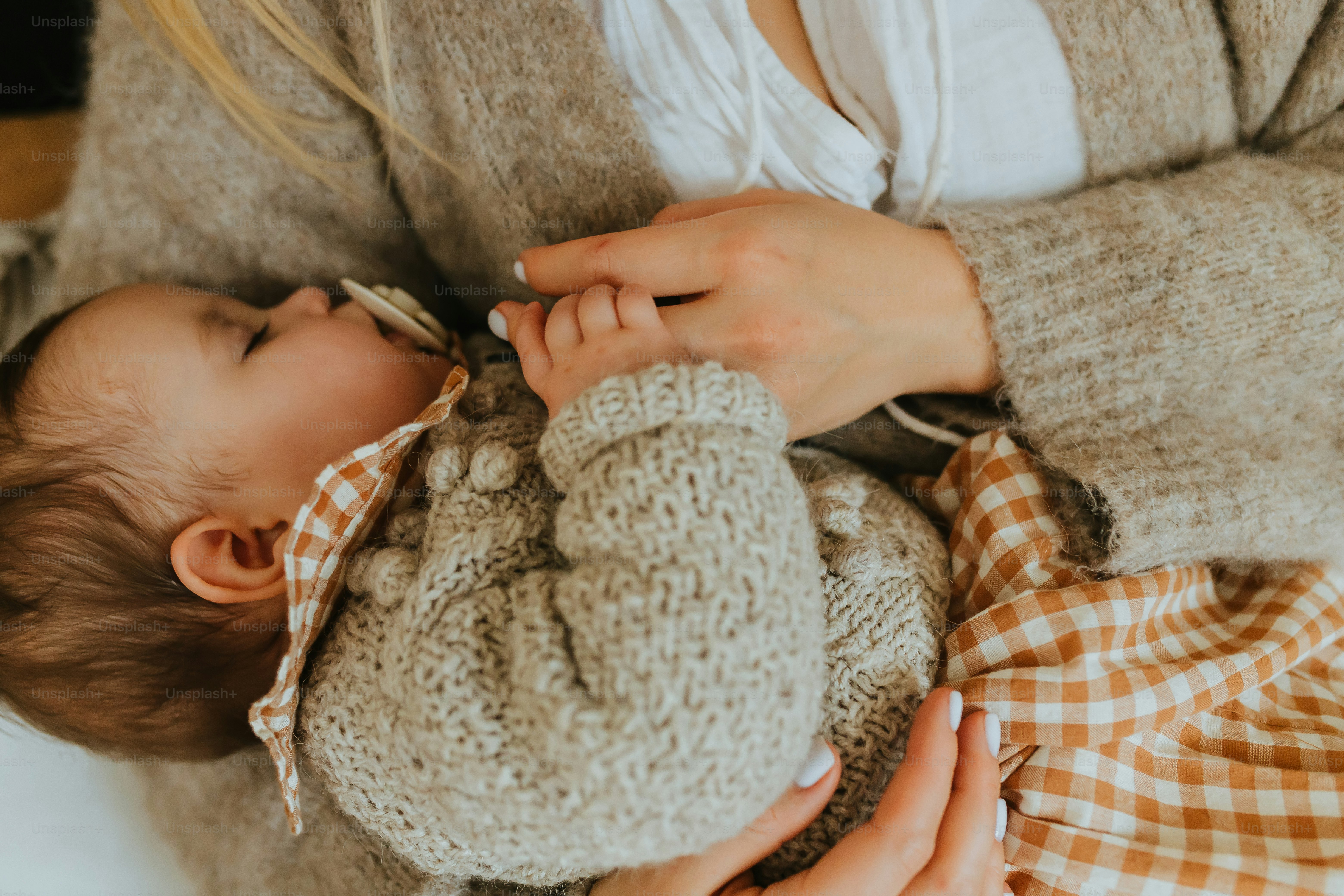 Una mujer sosteniendo a un bebé en su regazo foto – Imagen de Familia en Unsplash