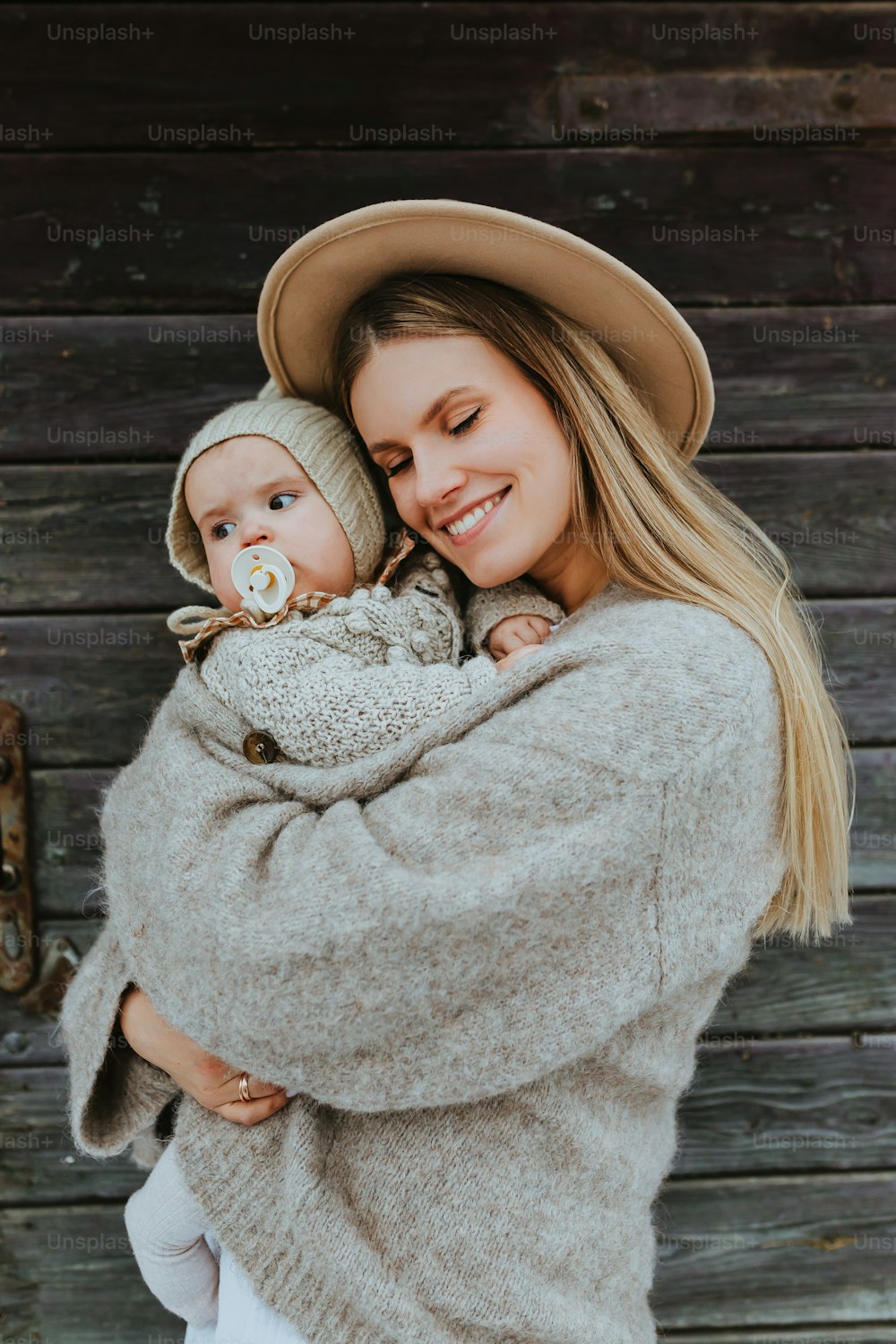 Una donna che tiene un bambino in braccio