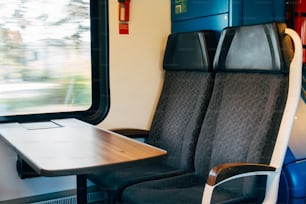 una mesa y sillas en un vagón de tren