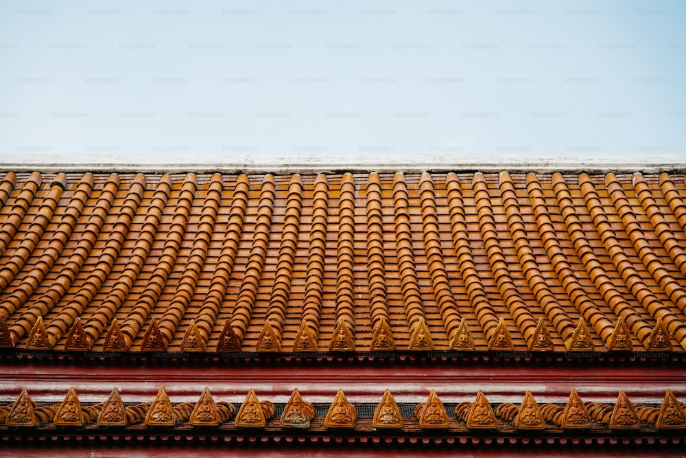 um close up de um telhado com um fundo do céu