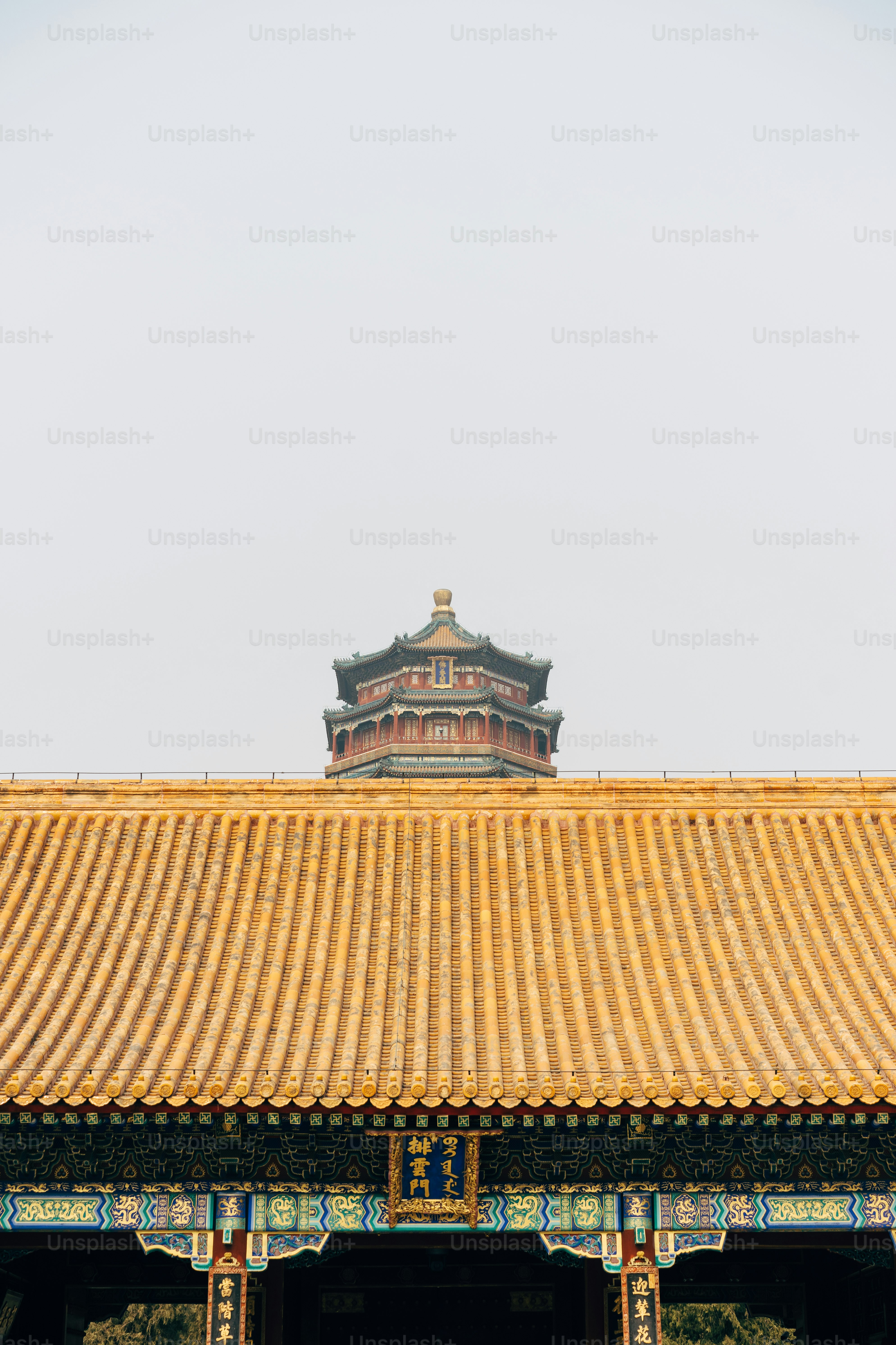 Ein hohes Gebäude mit einer Uhr darüber