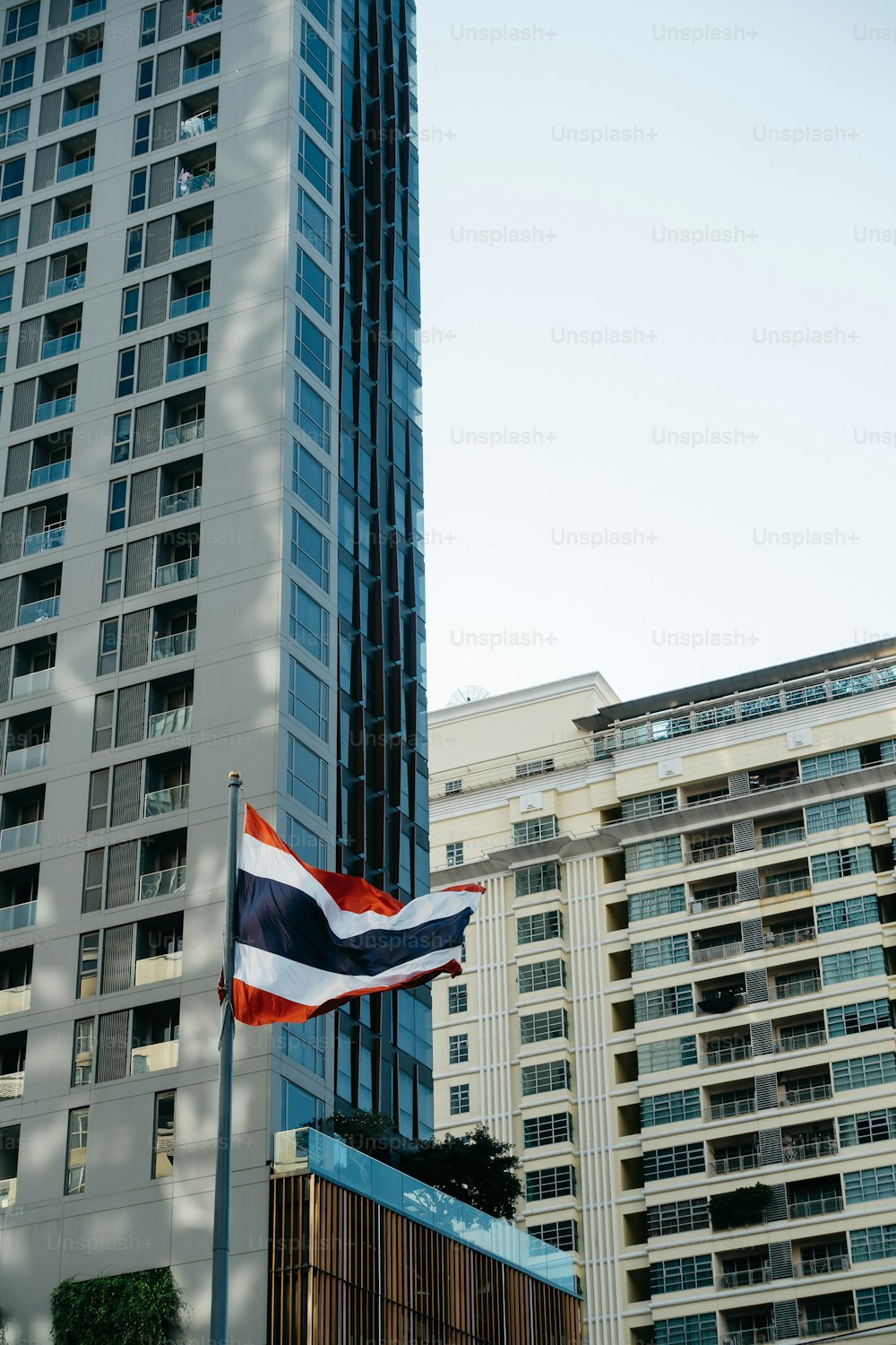 uma bandeira voando na frente de um edifício alto