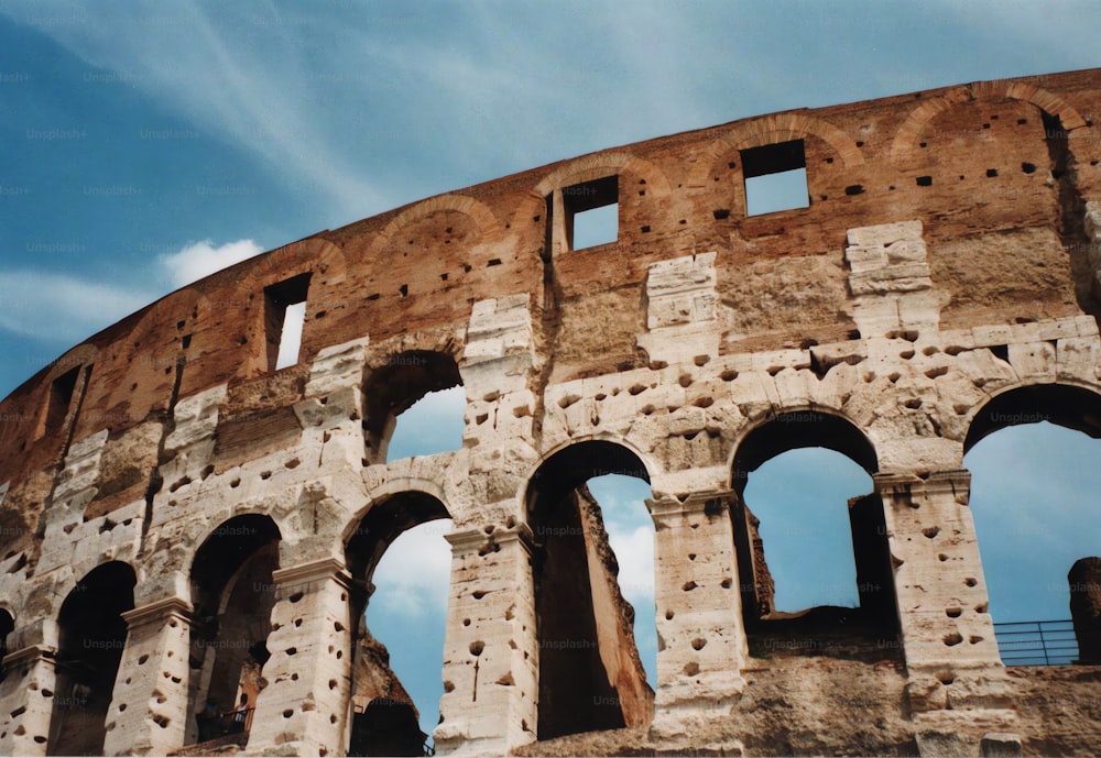 Un edificio dall'aspetto molto vecchio con alcune finestre