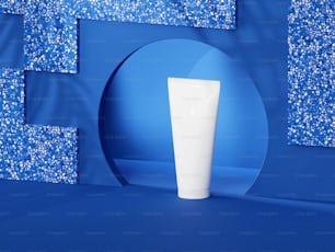 un vase blanc assis à côté d’un mur bleu