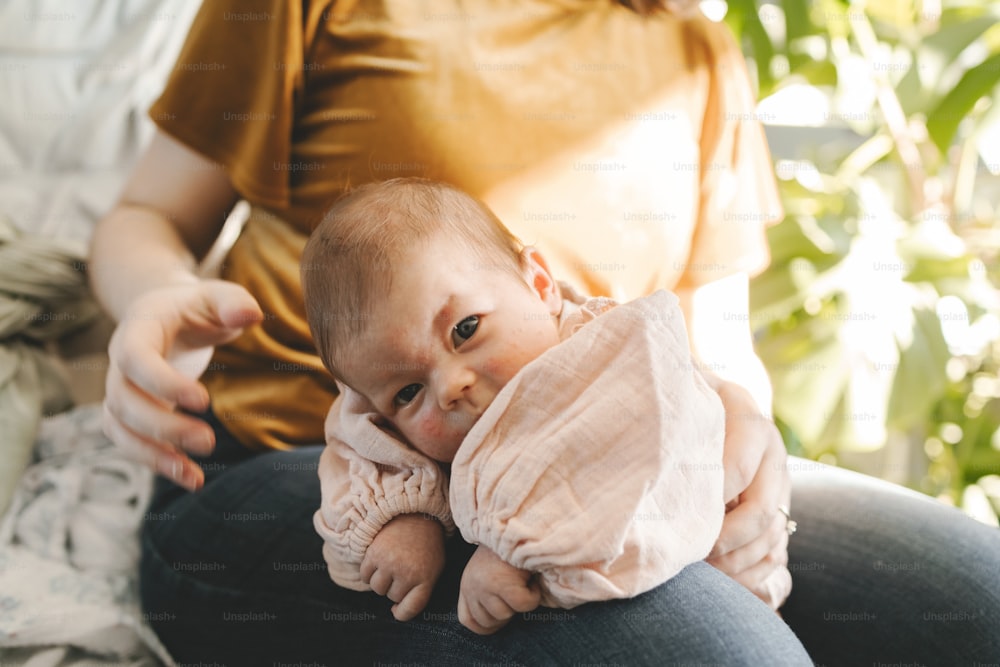Une femme tenant un bébé enveloppé dans une couverture