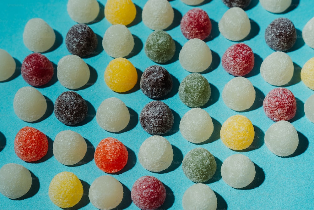 um grupo de doces sentados em cima de uma superfície azul