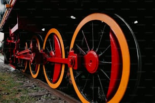 um close up das rodas de um trem