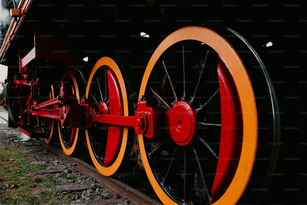 Un primo piano delle ruote di un treno