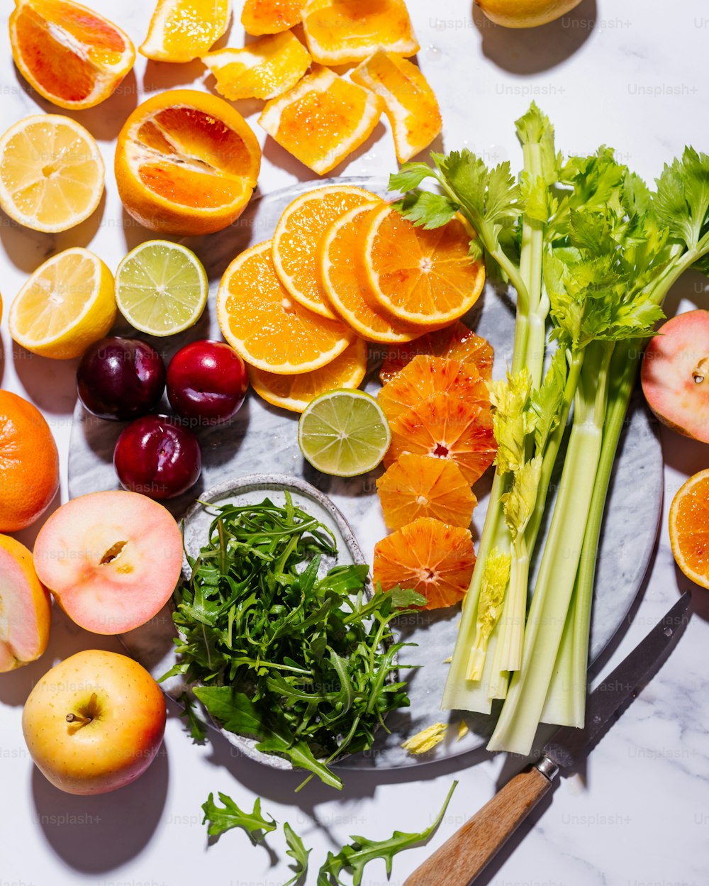 une table garnie de fruits et légumes sur un comptoir blanc