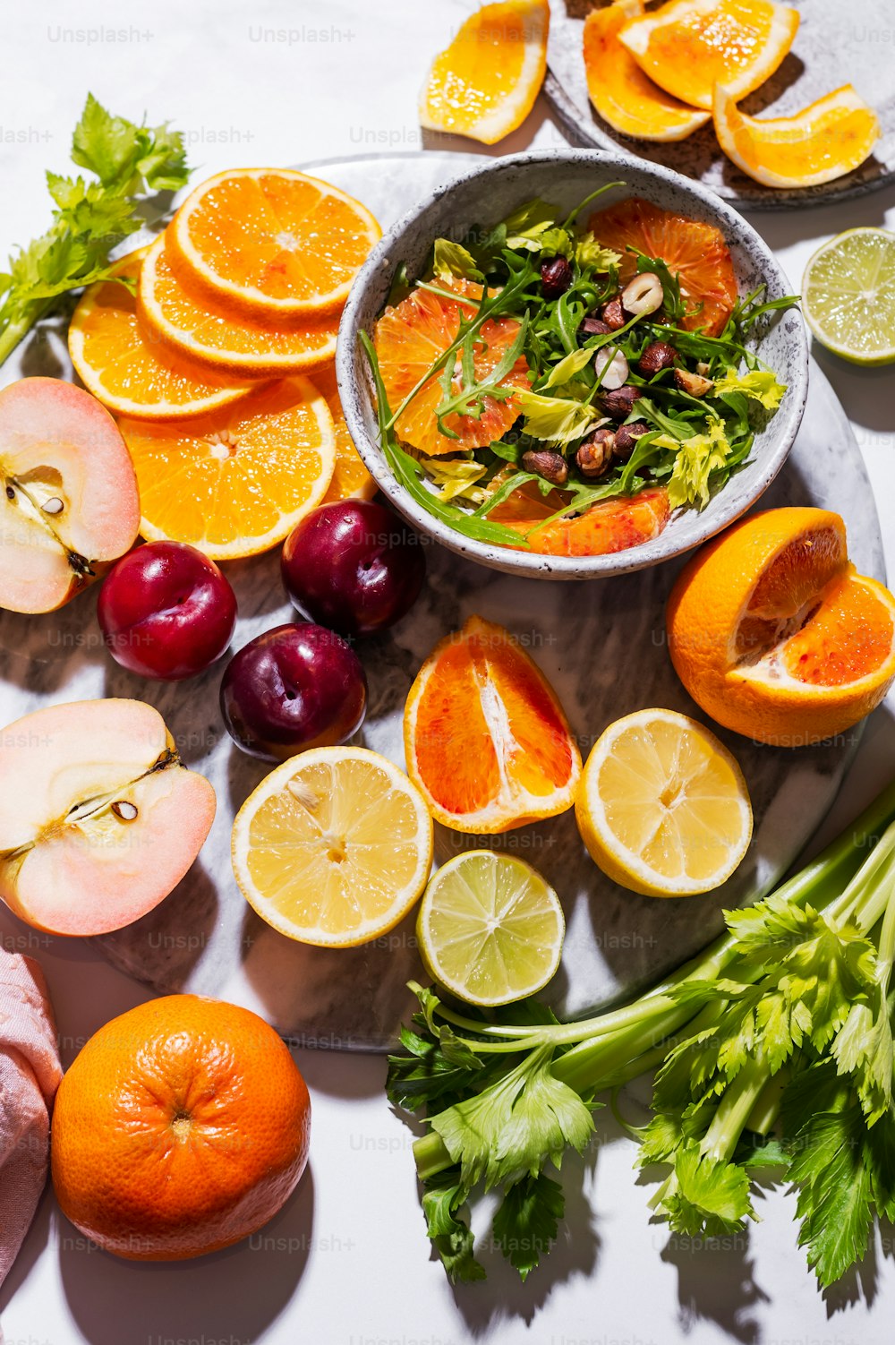 uma mesa coberta com laranjas, cerejas e outras frutas