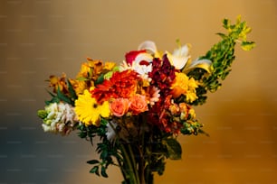 色とりどりの花がたくさん入った花瓶
