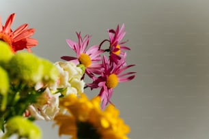um ramo de flores que estão em um vaso