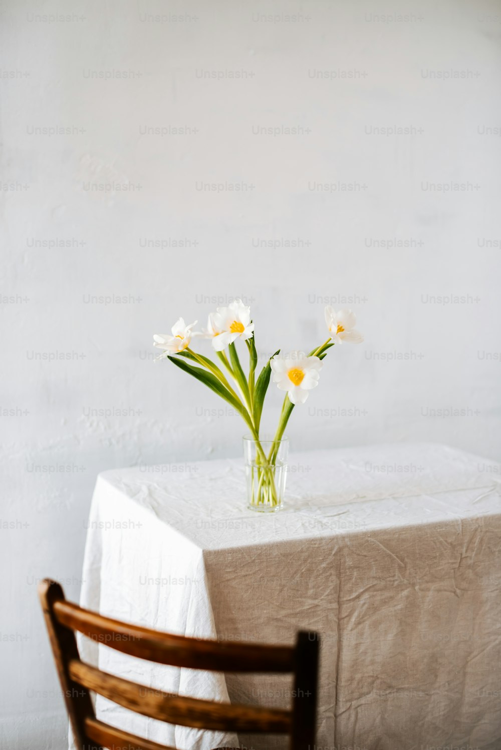 uma mesa com um vaso de flores sobre ela