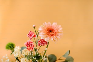 un jarrón lleno de flores encima de una mesa