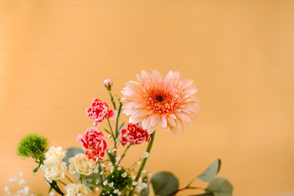 um vaso cheio de flores em cima de uma mesa