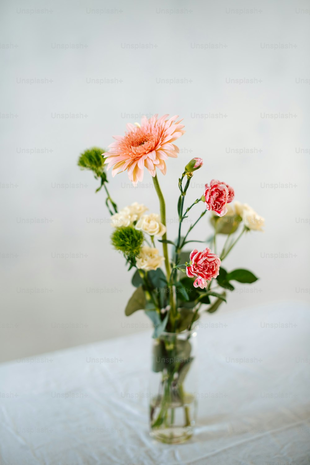 테이블 위에 꽃으로 가득 찬 꽃병